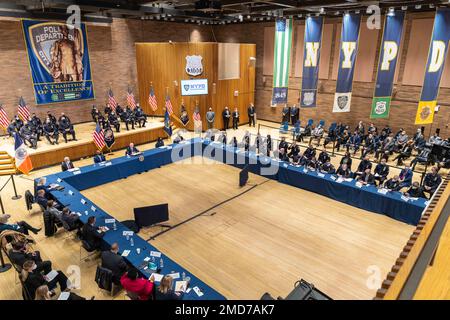 Bericht: Präsident Joe Biden nimmt am Donnerstag, den 3. Februar 2022, an einer Sitzung der Task Force "Verhütung von Gewalt mit Waffen" im NYPD-Hauptquartier Teil Stockfoto