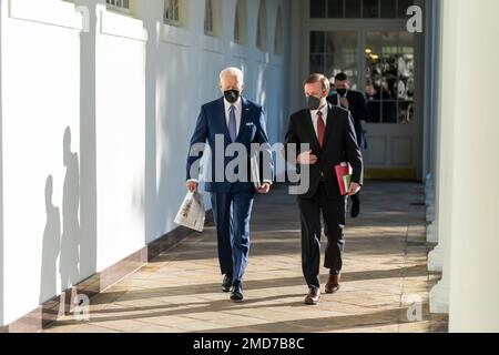 Reportage: Präsident Joe Biden geht mit dem nationalen Sicherheitsberater Jake Sullivan am Mittwoch, den 19. Januar 2022 entlang der West Colonnade, auf dem Weg zum Lagezimmer des Weißen Hauses Stockfoto