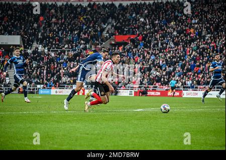 Middlesbroughs Dael Fry schikaniert Sunderland AFC Forward Ross Stewart und gibt eine Strafe für die Sky Bet Championship. Stockfoto