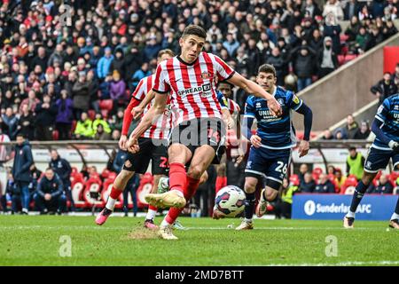 Sunderland AFC Forward Ross Stewart erhält einen Elfmeter gegen Middlesbrough bei der Sky Bet Championship. Stockfoto