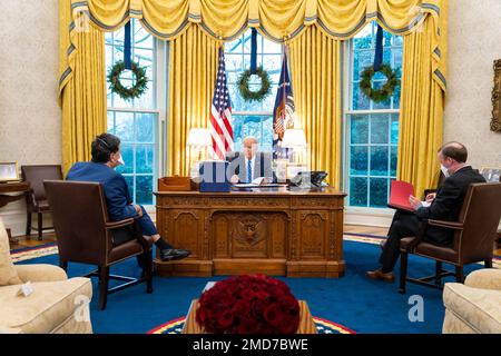 Bericht: Präsident Joe Biden unterzeichnet den National Defense Authorization Act (NDAA) Montag, 27. Dezember 2021, im Oval Office des Weißen Hauses, Montag, 27. Dezember 2021, im Oval Office des Weißen Hauses Stockfoto