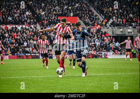 Sunderland AFC Forward Ross Stewart hält Middlesbroughs Darragh Lenihan in der Sky Bet Championship zurück. Stockfoto