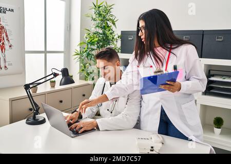 Mann und Frau tragen eine Arztuniform und arbeiten in der Klinik Stockfoto