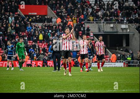 Sunderland AFC Forward Ross Stewart applaudiert den Fans auf seiner Seite und gewinnt Middlesbrough bei der Sky Bet Championship. Stockfoto