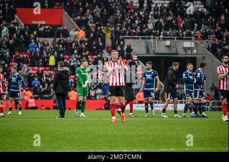 Dan Ballard, der AFC-Verteidiger von Sunderland, applaudiert den Fans, nachdem seine Seite Middlesbrough bei der Sky Bet Championship gewonnen hat. Stockfoto