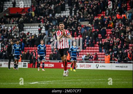 Danny Batth, der AFC-Verteidiger von Sunderland, applaudiert den Fans, nachdem seine Seite Middlesbrough bei der Sky Bet Championship gewonnen hat. Stockfoto