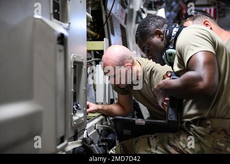 Tech. Sgt. Joshua Watkins und Senior Airman James Jefferson von der 172. Maintenance Group, Jackson, Mississippi, untersuchen Kommunikation, Navigation, Und Überwachungssysteme in einem C-17 Globemaster III Flugzeug am Air Station Barber's Point, Hawaii, 13. Juli 2022. Die 183. Airlift Squadron, die 172. Maintenance Group und der 186. Air Tanken Wing führten an Bord Tankstellen und andere Schulungsszenarien durch, um ihre Fähigkeiten weiter zu verbessern. USA Air National Guard Foto von LT. Colonel Reagan B. Lauritzen. Stockfoto