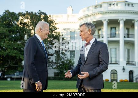 Präsident Joe Biden nimmt ein Video mit Wissenschaftler und Pädagogen Bill Nye auf, Dienstag, den 9. November 2021, auf dem südlichen Rasen des Weißen Hauses Stockfoto