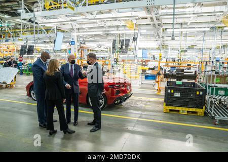 Bericht: Präsident Joe Biden besichtigt die General Motors' Factory ZERO Facility in Detroit mit Arbeitsminister Marty Walsh, UAW-Präsident Ray Curry und CEO von GM Mary Barra, Mittwoch, 17. November 2021 Stockfoto