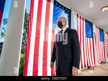 Präsident Joe Biden läuft am 15. November 2021 vorbei an der Kolonnade des Weißen Hauses Stockfoto