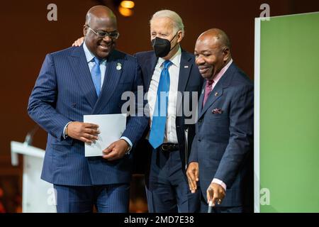 Reportage: Präsident Joe Biden reist mit den anderen Diskussionsteilnehmern Felix Tshisekedi, Präsident der Demokratischen Republik Kongo, links, und Präsident von Gabun Ali Bongo Ondimba Dienstag, 2. November 2021, während der UN COP26 ab Klimakonferenz Stockfoto