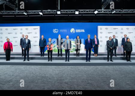 Präsident Joe Biden macht ein Foto mit der First Movers Coalition während der UN COP26 Climate Change Conference, Dienstag, 2. November 2021, auf dem Scottish Event Campus in Glasgow, Schottland Stockfoto