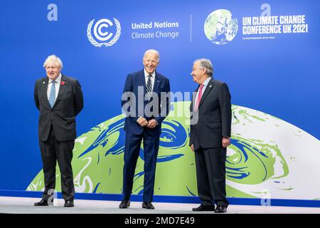 Präsident Joe Biden begrüßt und posiert für Fotos mit dem britischen Premierminister Boris Johnson und der UN Generalsekretär Antonio Guterres, Montag, 1. November 2021, bei der UNO. Klimakonferenz COP26 Stockfoto