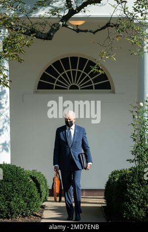 Reportage: Präsident Joe Biden spaziert am Dienstag, den 28. September 2021, durch den Rosengarten auf dem Weg zum Oval Office. Stockfoto