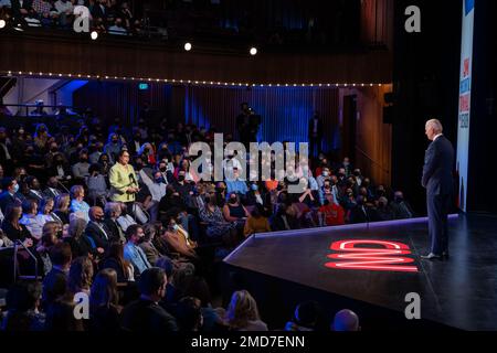 Reportage: Präsident Joe Biden beantwortet Fragen aus dem Publikum während einer CNN Town Hall mit Anderson Cooper am Donnerstag, den 21. Oktober 2021, im Baltimore Center Stage Pearlstone Theater in Baltimore Stockfoto