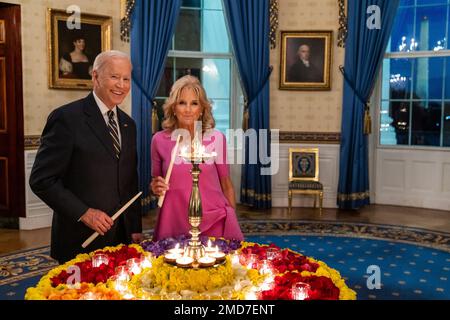 Reportage: Präsident Joe Biden und First Lady Jill Biden machen ein Diya zur Feier von Diwali, Mittwoch, den 27. Oktober 2021, im Blauen Saal des Weißen Hauses Stockfoto