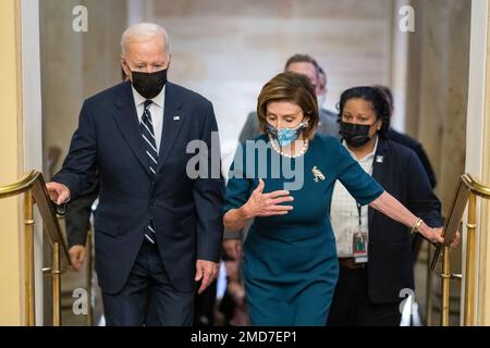 Reportage: Präsident Joe Biden geht mit Haussprecherin Nancy Pelosi, D-Calif, aus den USA Capitol nach einer Rede vor dem demokratischen Kaukus am Donnerstag, den 28. Oktober 2021 Stockfoto