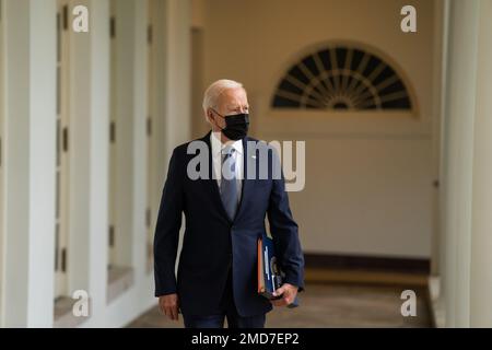 Präsident Joe Biden geht am Mittwoch, den 6. Oktober 2021 entlang der West Colonnade zum Oval Office Stockfoto