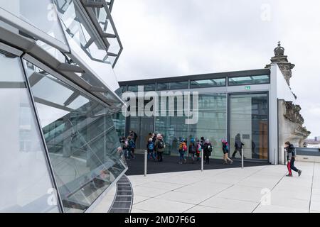 Auf dem Dach des Bundestages. Reichstagsgebäude in Berlin. Schüler, die die Bundestag-Kuppel besuchen. Informative Tour zum Reichstag. Stockfoto