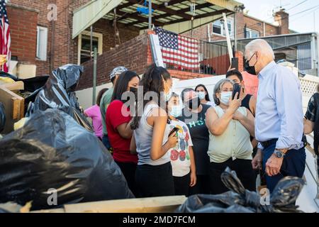 Bericht: Präsident Joe Biden führt durch das Viertel East Elmhurst in Queens, New York, Dienstag, 7. September 2021, Und Besuche bei Einwohnern, die von den Überschwemmungen des Hurrikans Ida betroffen sind Stockfoto