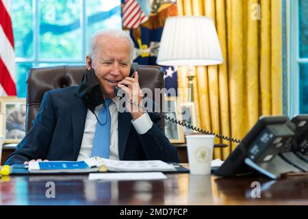 Bericht: Präsident Joe Biden spricht am Telefon mit dem kalifornischen Gouverneur Gavin Newsom über die Rückrufwahlen vom Vortag, Mittwoch, den 15. September 2021, im Oval Office. Stockfoto