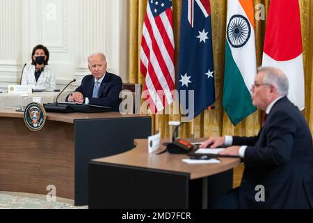 Bericht: Präsident Joe Biden hört dem australischen Premierminister Scott Morrison während des Gipfeltreffens der vier Staats- und Regierungschefs am Freitag, den 24. September 2021, im Ostzimmer des Weißen Hauses zu Stockfoto