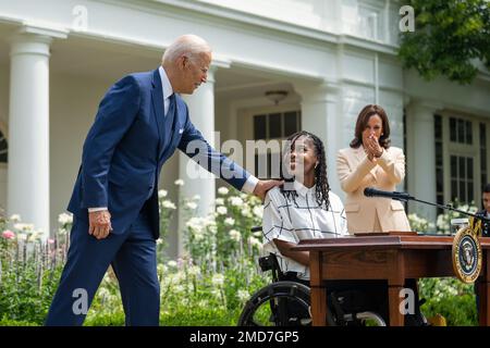 Reportage: Präsident Joe Biden, zusammen mit Vizepräsident Kamala Harris, sieht als Künstler- und Behindertenaktivistin Tyree Brown am Montag, den 26. Juli 2021, im Rosengarten des Weißen Hauses zu seinem 31. Jahrestag des „Americans with Disabilities Act“. Stockfoto