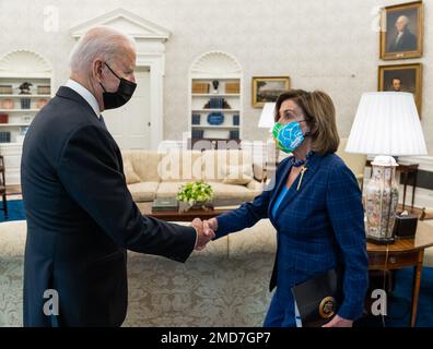 Reportage: Präsident Joe Biden begrüßt die Sprecherin des Hauses, Nancy Pelosi, D-Calif, Freitag, den 30 2021. Juli, im Oval Office des Weißen Hauses. Stockfoto