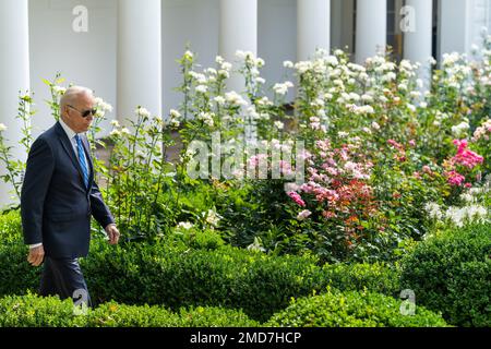 Präsident Joe Biden geht am Montag, den 19. Juli 2021, durch den Rosengarten des Weißen Hauses zum Oval Office Stockfoto