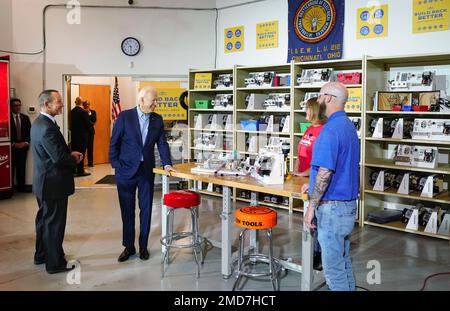 Reportage: Präsident Joe Biden besucht das IBEW/NECA Electrical Training Center in Cincinnati am Mittwoch, den 21. Juli 2021, und trifft sich mit dem Ausbilder Dan McCarthy und dem Lehrling Courtney Groeschen an Haltestelle 3, dem Partnerraum der Industrie Stockfoto