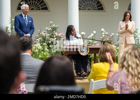 Bericht: Präsident Joe Biden, zusammen mit Kamala Harris, sieht als Künstler- und Behindertenaktivistin Tyree Brown am Montag, den 26. Juli 2021, zum 31. Jahrestag des Gesetzes über Amerikaner mit Behinderungen Stockfoto