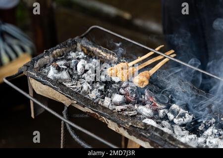 Eine Nahaufnahme des traditionellen balinesischen Satay-Spießes, gekocht auf Holzkohle, horizontal Stockfoto