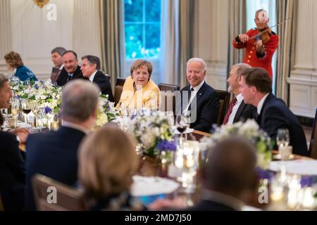 Reportage: Präsident Joe Biden und First Lady Jill Biden, richten Sie am Donnerstag, den 15. Juli 2021, ein Dinner für die deutsche Kanzlerin Angela Merkel und ihren Ehemann Professor Joachim Sauer im State Dining Room des Weißen Hauses aus Stockfoto