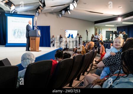 Reportage: Ein Kind lächelt in der Menge, als Präsident Joe Biden, zusammen mit Vizepräsident Kamala Harris, am Donnerstag, den 15. Juli 2021, im Südgerichtshof Auditorium im Eisenhower Executive Office Building im Weißen Haus eine Rede über die Steuergutschrift für Kinder hält. Stockfoto