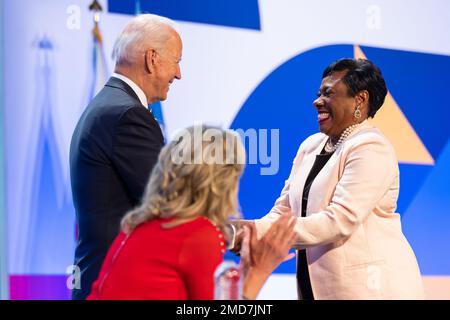 Reportage: Präsident Joe Biden schüttelt die Hand mit der Präsidentin der National Education Association (NEA) Becky Pringle am Freitag, den 2. Juli 2021, bei der virtuellen Repräsentationsversammlung der NEA 2021 im Washington Convention Center Stockfoto