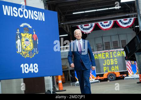 Bericht: Präsident Joe Biden trifft ein, um am 29. Juni 2021 in La Crosse Municipal Transit Utility in La Crosse, Wisconsin, eine Stellungnahme zum interparteiischen Infrastrukturrahmen abzugeben. (Offizielles Foto des Weißen Hauses von Adam Schultz) Stockfoto