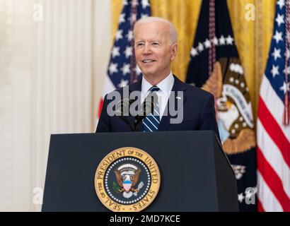 Reportage: Präsident Joe Biden lächelt während seiner ersten offiziellen Pressekonferenz am Donnerstag, den 25. März 2021, im Ostzimmer des Weißen Hauses Stockfoto