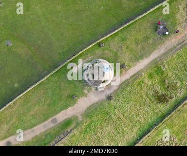 Ein Luftblick auf den Turm auf dem Hartshead Pike Hill in Ashton-under-Lyne, England Stockfoto