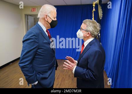 Präsident Joe Biden spricht mit der Regierung von Ohio. Mike DeWine (R) Dienstag, 23. März 2021, am John Glenn Columbus International Airport in Columbus, Ohio Stockfoto