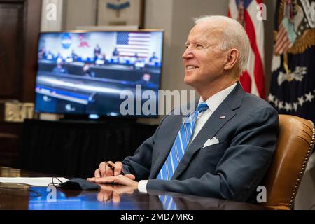 Präsident Joe Biden nimmt am Donnerstag, den 4. März 2021, an einem virtuellen Telefonat mit den Mitgliedern des NASA Mars 2020 Perseverance Mission Teams im Roosevelt-Raum des Weißen Hauses Teil. Stockfoto