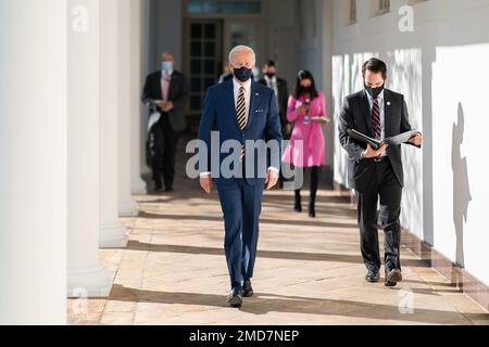 Reportage: Präsident Joe Biden geht am Freitag, den 22. Januar 2021, mit seinem persönlichen Helfer Stephen Goepfert entlang der Kolonnade Stockfoto