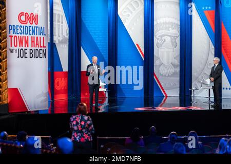 Reportage: Präsident Joe Biden nimmt am Montag, den 16. Februar 2021, mit Anderson Cooper am CNN Town Hall am Pabst Theater in Milwaukee Teil, Stockfoto