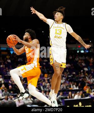 Baton Rouge, USA. 21. Januar 2023. Der Tennessee-Wachmann Josiah-Jordan James (30) fährt am LSU Forward Jalen Reed (13) vorbei, um während eines Basketballspiels für Männer im Pete Maravich Assembly Center in Baton Rouge, Louisiana, am Samstag, dem 21. Januar 2022, einen Layup zu machen. (Foto: Peter G. Forest/Sipa USA) Kredit: SIPA USA/Alamy Live News Stockfoto