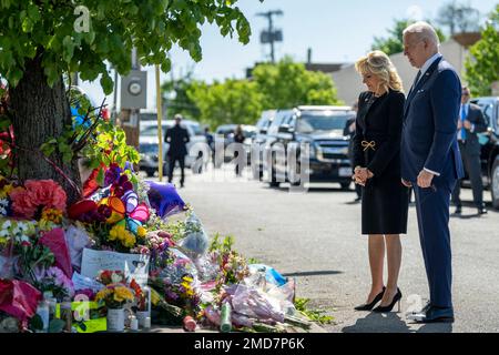 Reportage: Präsident Joe Biden und First Lady Jill Biden zollen den Opfern der Schießerei am 14. Mai in Tops Supermarket am Dienstag, den 17. Mai 2022, in Buffalo ihre Ehre. New York Stockfoto