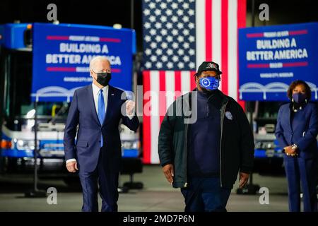 Bericht: Präsident Joe Biden trifft mit dem Busbetreiber Eskew Ronnell Jackson, Jr. zu einer Veranstaltung ein, bei der das parteiübergreifende Infrastrukturgesetz und der Aufbau eines besseren Amerika am Mittwoch, den 8. Dezember 2021, bei der Kansas City Area Transportation Authority am Mittwoch, den 8. Dezember 2021 vorgestellt werden Stockfoto