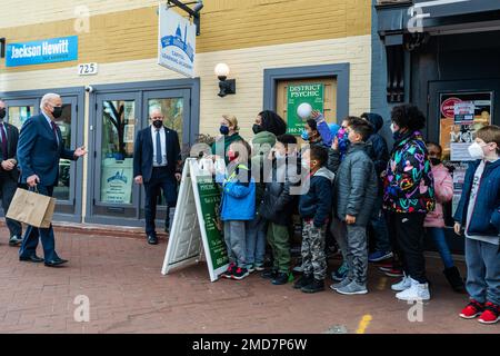 Reportage: Präsident Joe Biden begrüßt Schüler und Lehrer der Capitol Learning Academy, Dienstag, 25. Januar 2022, in Washington, D.C. Stockfoto