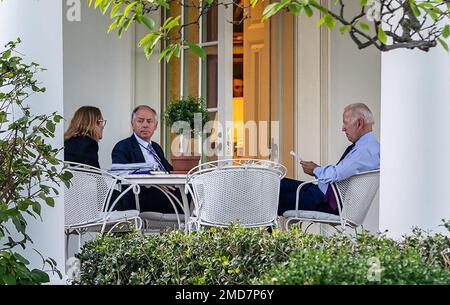 Bericht: Präsident Joe Biden trifft sich am Montag, den 4. Oktober 2021, auf der Terrasse Colonnade vor dem Oval Office mit Berater des Präsidenten Steve Ricchetti und Direktorin für Legislativangelegenheiten Louisa Terrell. Stockfoto