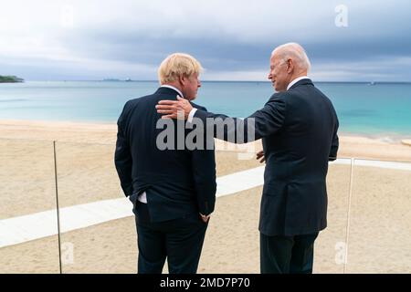 Bericht: Präsident Joe Biden spricht am Donnerstag, den 10. Juni 2021, im Carbis Bay Hotel and Estate in Cornwall, England, mit dem britischen Premierminister Boris Johnson. Stockfoto