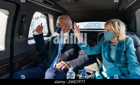 Reportagen: Präsident Joe Biden und First Lady Dr. Jill Biden winken in der Präsidentenlimousine am Mittwoch, den 20. Januar 2021, auf dem Weg zum Nationalfriedhof Arlington Stockfoto