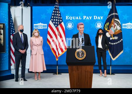 Präsident Joe Biden, First Lady Jill Biden und die USA National-Fußballspielerin Margaret „Midge“ Purce für Frauen hört als US-Fußballspielerin zu Der nationale Frauenfußballspieler Megan Rapinoe spricht während einer virtuellen Veranstaltung zum „Equal Pay Day“ am Mittwoch, den 24. März 2021, im South Court Auditorium im Verwaltungsgebäude von Eisenhower im Weißen Haus. Stockfoto